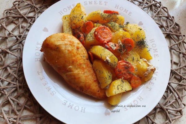 Piersi z kurczaka pieczone w rękawie z ziemniakami i marchewką