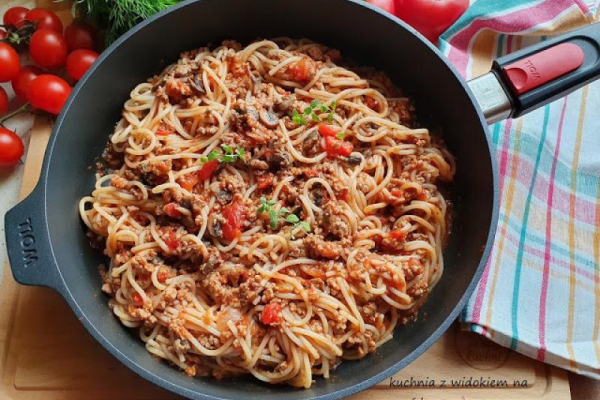 Spaghetti z mięsem mielonym i pieczarkami w sosie pomidorowym
