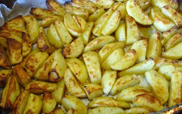 Pyszne, aromatyczne, chrupiące, pieczone ziemniaki w piekarniku a la frytki.