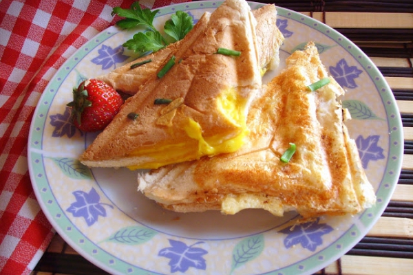 Tosty z jajkiem. Jajko zapiekane w tostach. Szybkie sniadanie.