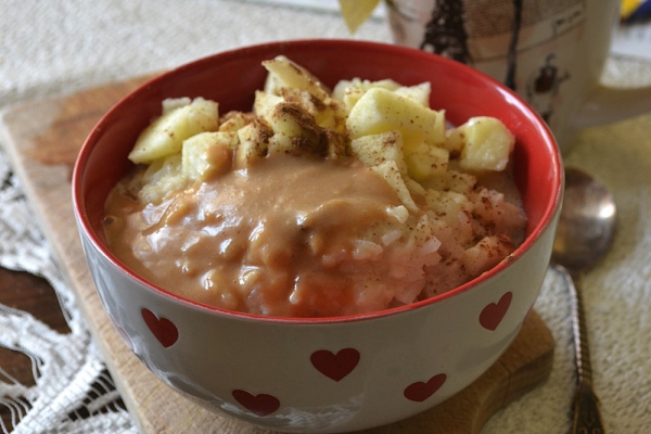 918. Jabłkowy pudding ryżowy & sos karmelowo-orzechowy.