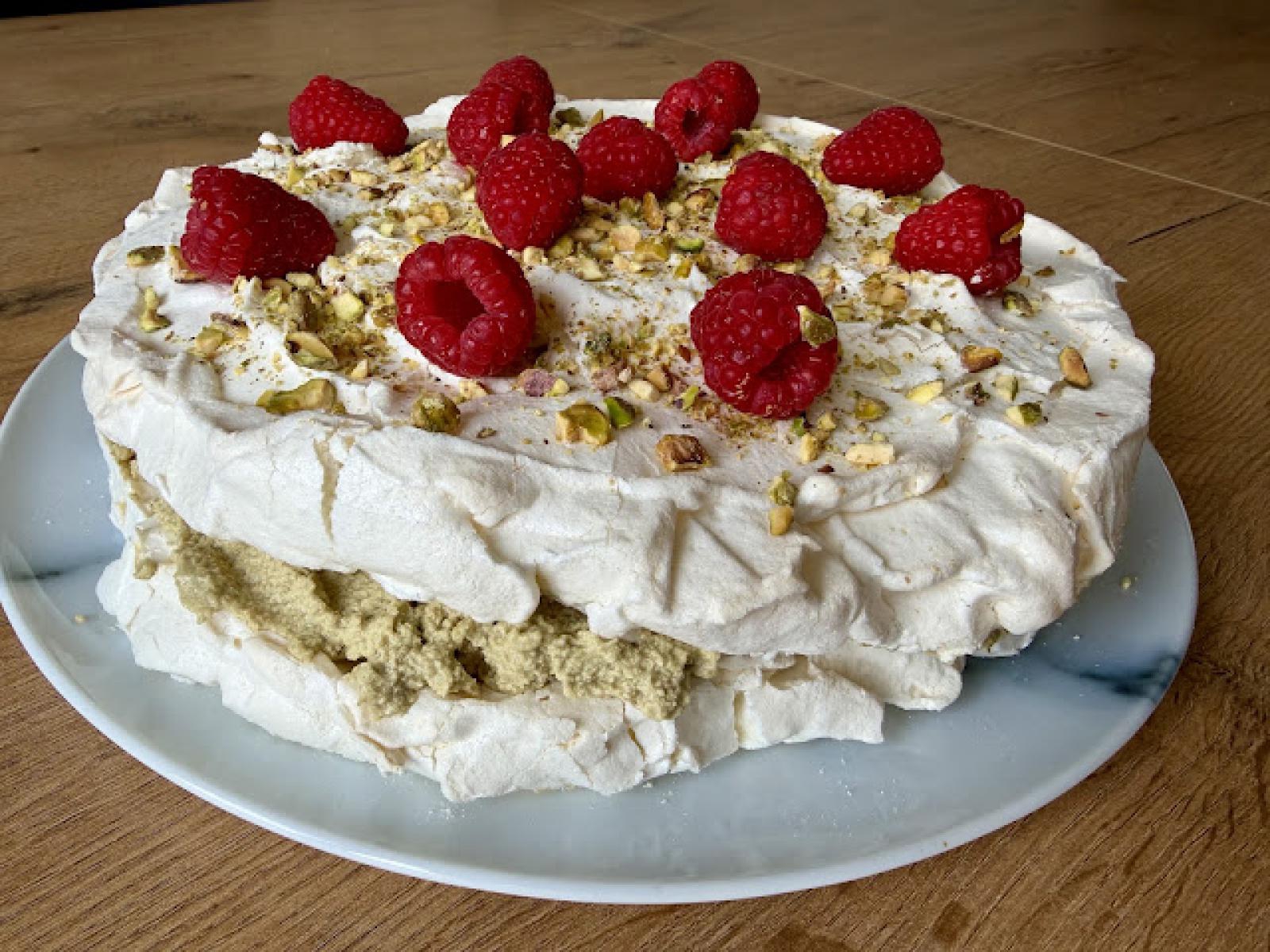 Tort bezowy z kremem pistacjowym