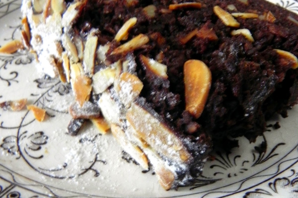 Czekoladowe ciasto bez mąki (z ciecierzycy i bananów, z migdałami i śliwkami)