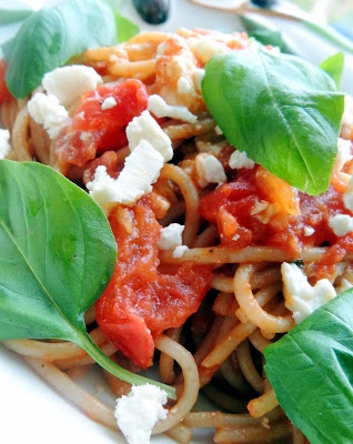 Proste spaghetti z pomidorowym sosem, fetą i bazylią
