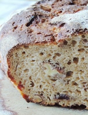 Chleb na zakwasie, pieczony w garnku - z orzechami i żurawiną