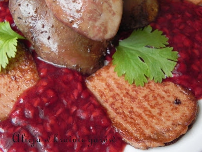 Watróbki drobiowe z foie gras i sosem malinowym