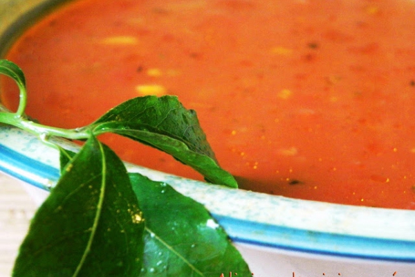 Włoska zupa pomidorowa z grzankami