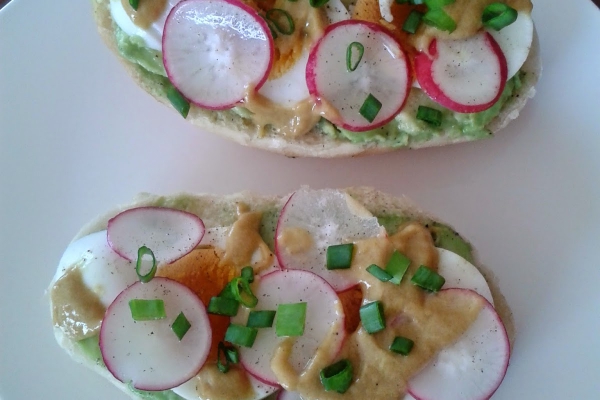 Kanapkowo: wiosenna kanapka z jajkiem, awokado i rzodkiewką
