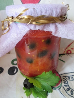 Pomidory z oliwkami do słoików na zimę