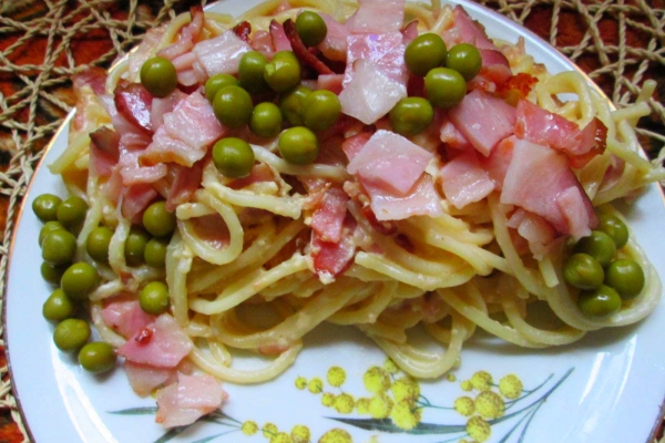 Spaghetti carbonara z zielonym groszkiem