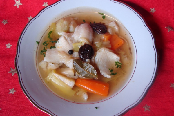Ryba  w warzywach ze śliwkami- zupa rybna
