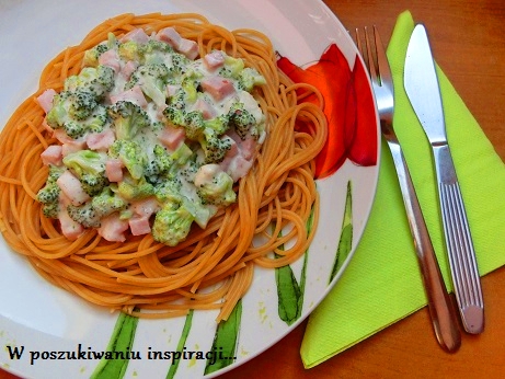 Razowe spaghetti z sosem serowo-brokułowym i szynką