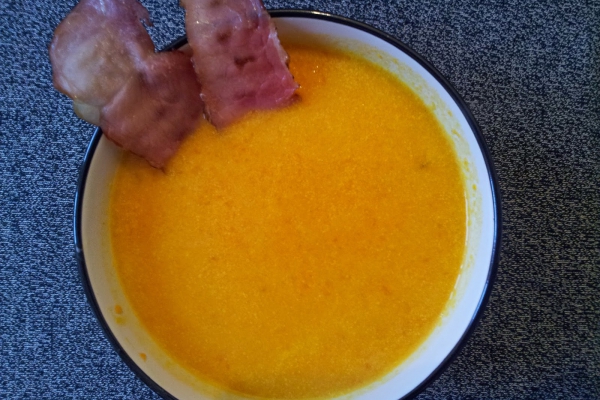 Zupa z marchewek i słodkich ziemniaków