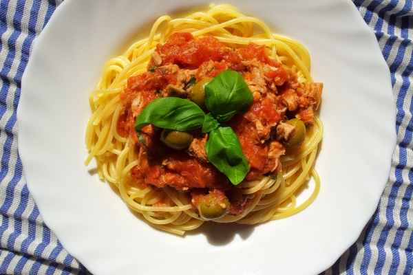 Spaghetti z sosem marinara, tuńczykiem i zielonymi oliwkami