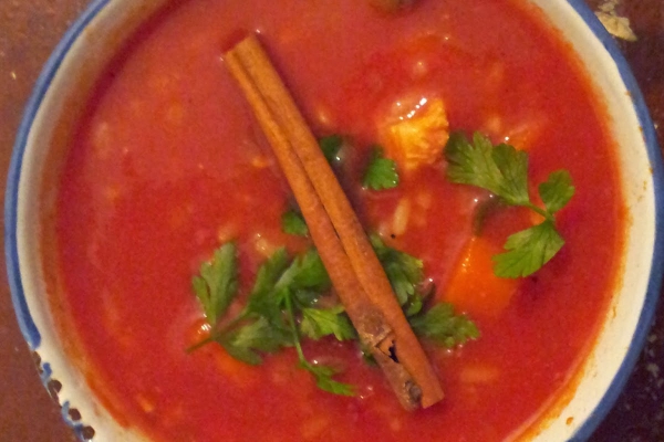 Zupa pomidorowa w stylu hinduskim