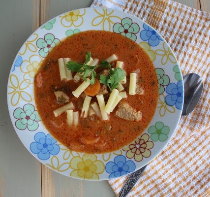Zupa pomidorowa z karkówką i makaronem :)