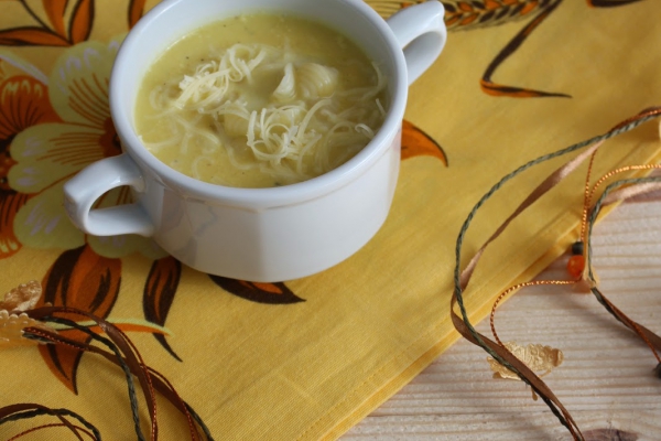 Zupa z dyni z makaronem i żółtym serem :)