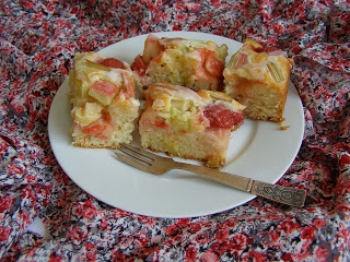 Ciasto z rabarbarem i truskawkami :)