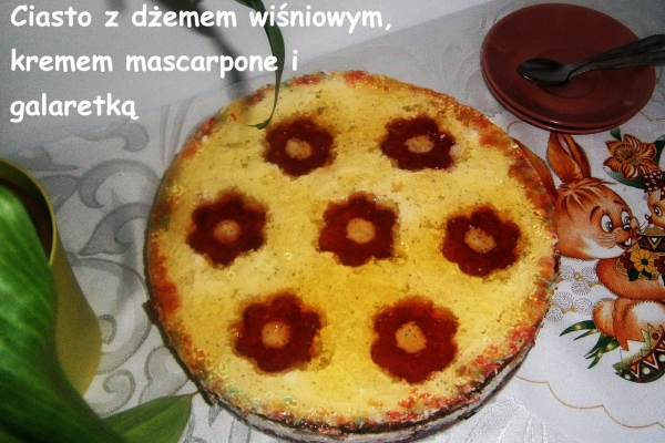 Ciasto z dżemem wiśniowym, kremem mascarpone i galaretką