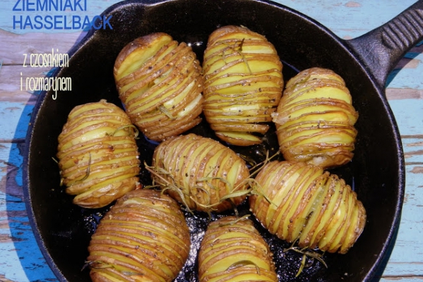 Ziemniaki Hasselback z czosnkiem i rozmarynem