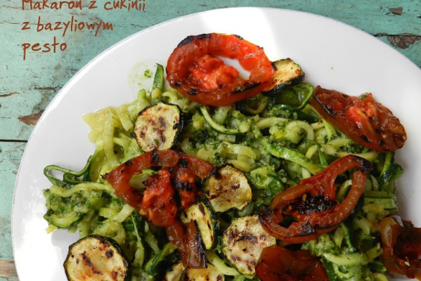 Makaron z cukinii z bazyliowym pesto