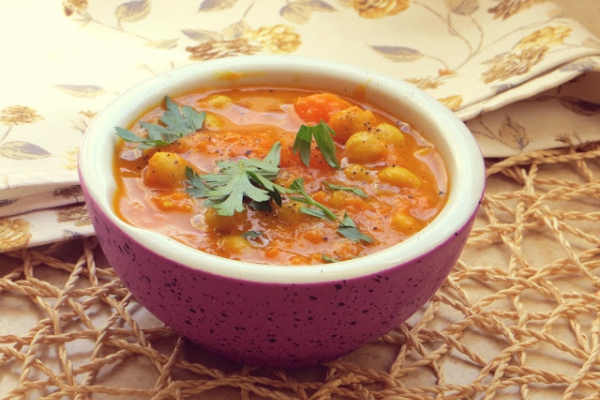 Curry z batatem, marchewką i ciecierzycą