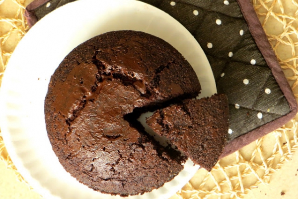 Wegańskie ciasto czekoladowe - wilgotne i pyszne