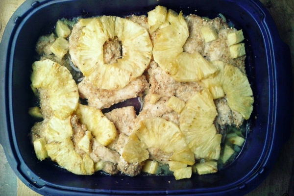Prosty, naładowany witaminami kurczak pieczony z ananasem