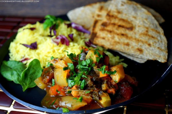 Potrawy kuchni hinduskiej: ryż basmati z szafranem, warzywa w sosie curry i placuszki chapati z mąki pełnoziarnistej