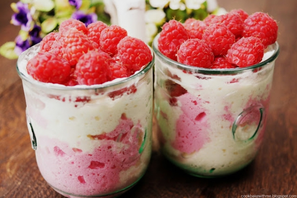 Lekki piankowy deser serowo-jogurtowy z malinami