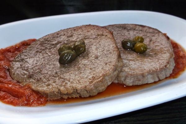 Stek wołowy z sosem pomidorowo- kaparowym
