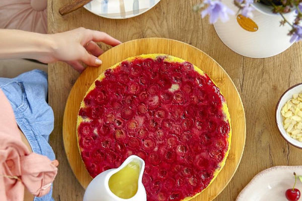 Puszyste i proste ciasto biszkoptowe z owocami z patelni- wersja z kuchenki i piekarnika