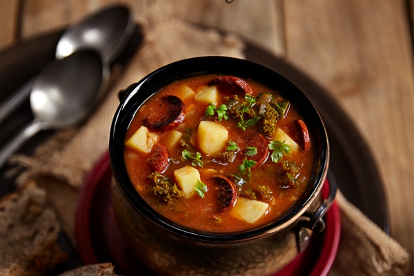 Caldo Verde- pikantna zupa z jarmużem, chorizo i wędzoną papryką