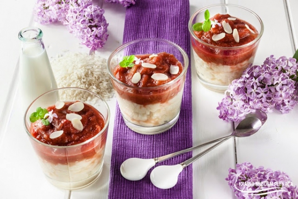 Mleczny pudding ryżowy z rabarbarem i truskawkami