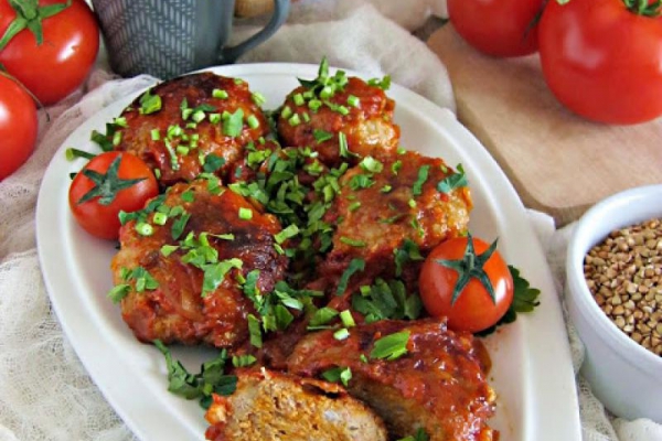 Wołowe kotleciki z kaszą gryczaną z piekarnika w cebulowo pomidorowym sosie