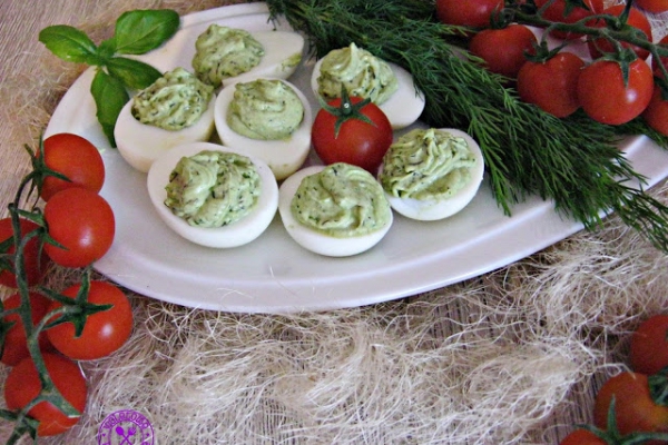 Jajka z zieloną pastą (z brokułem, koperkiem i szczypiorkiem)