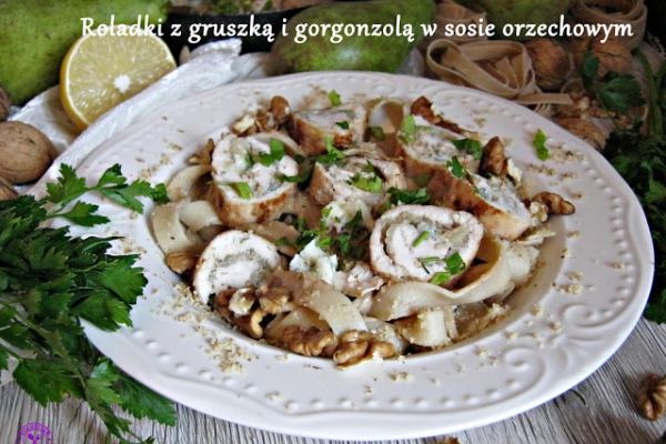 Roladki z gruszką i gorgonzolą  w sosie orzechowym