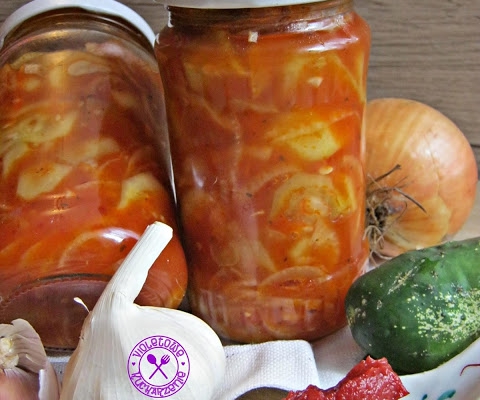 Ogórki z sosem pomidorowym i bazylią