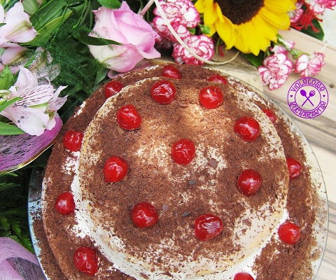 Tort piętrowy – typu szwarcwaldzkiego z kremem kukułkowym