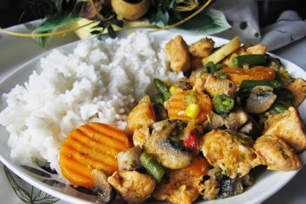 Kurczak z ryżem i warzywami