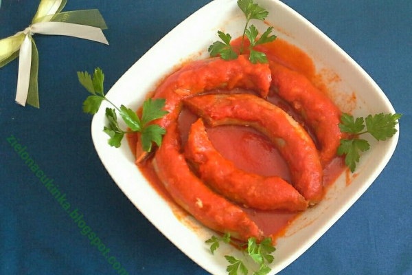 Biała kiełbasa w sosie pomidorowym