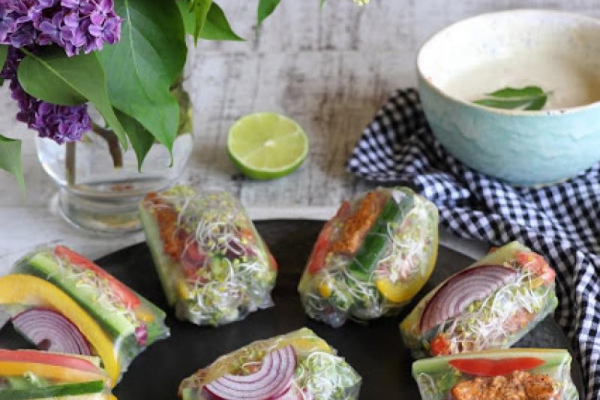 Spring rolls z grillowanym indykiem i warzywami