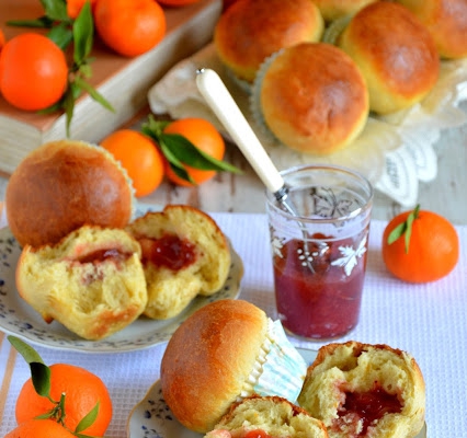 Brioszki pomarańczowo-kardamonowe z dżemem truskawkowym