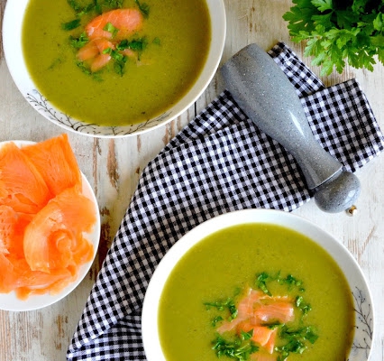 Zielona zupa z brokuła, cukinii i ziemniaków podana z wędzonym łososiem i natką pietruszki