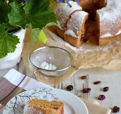 Pełnoziarnista babka z marchewką i bakaliami