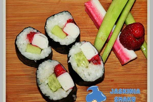 Futomaki z truskawkami, ogórkiem i paluszkami krabowymi - Sushi