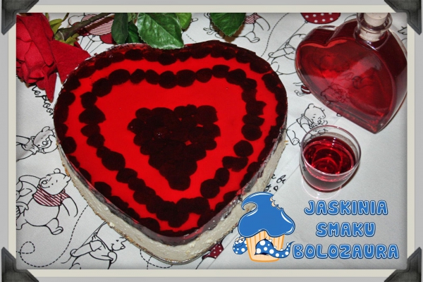 Walentynkowy sernik na zimno w kształcie szkarłatnego serca