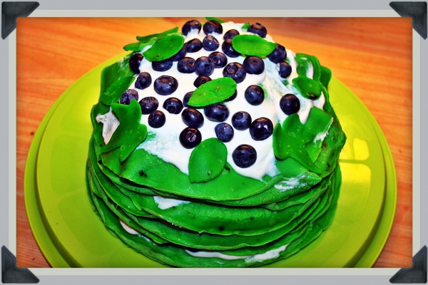 Zielony tort naleśnikowy z borówkami