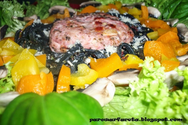 Czarne tagliolini z mięsem mielonym i warzywami z parowaru
