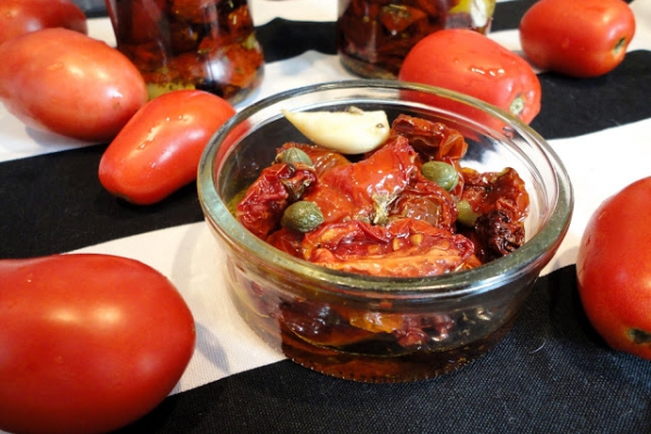 Suszone pomidory z czosnkiem i kaparami